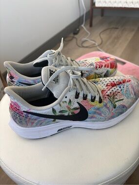Nike women’s zoom pegasus 35 floral sneakers